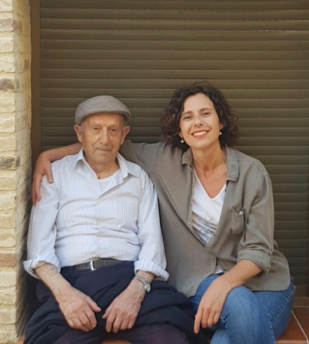 Paula Yago mit ihrem Großvater