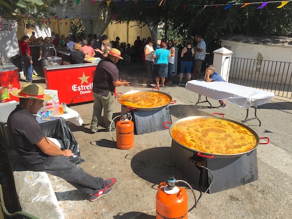 Paella, Zubereitung auf einem Dorffest in Andalusien