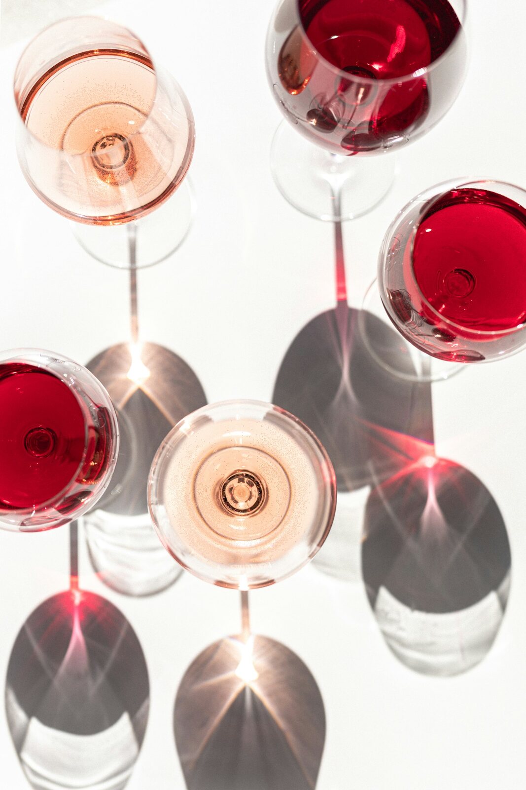 Gläser mit Rotwein und Roséwein von oben